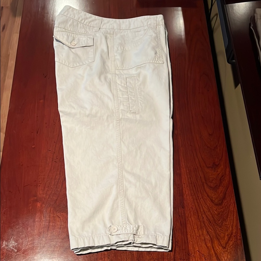 Cream Cargo Shorts with Textured Fabric and Knee-Length Design